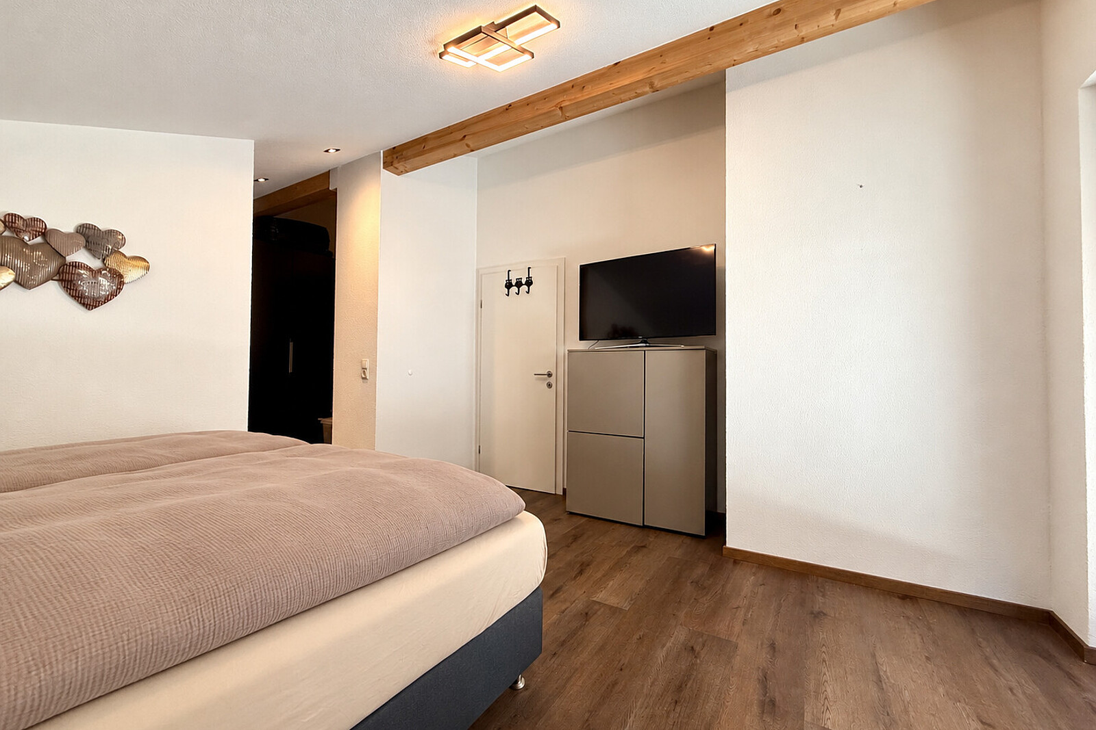 Schlafzimmer mit Schrankraum