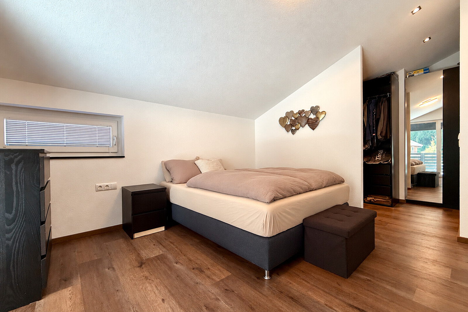 Schlafzimmer mit Schrankraum
