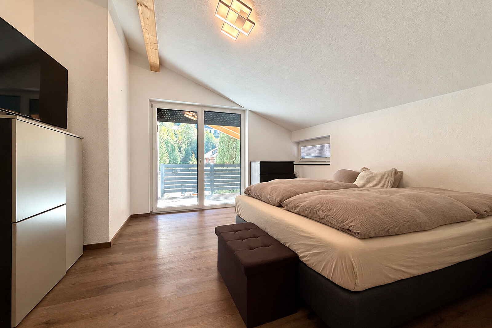 Schlafzimmer mit Schrankraum